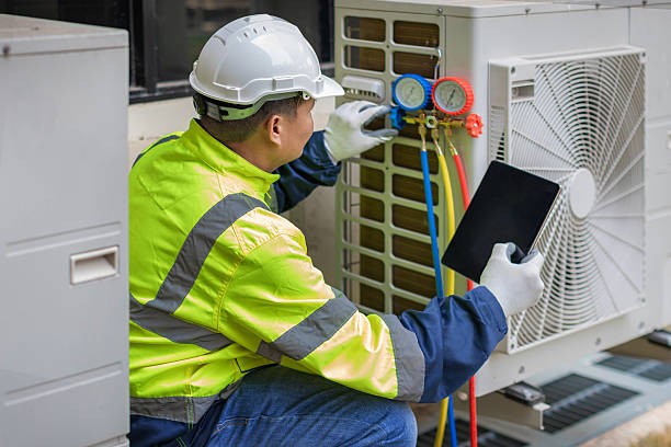 Professional Hvac technician working in Mechanicsburg, IL